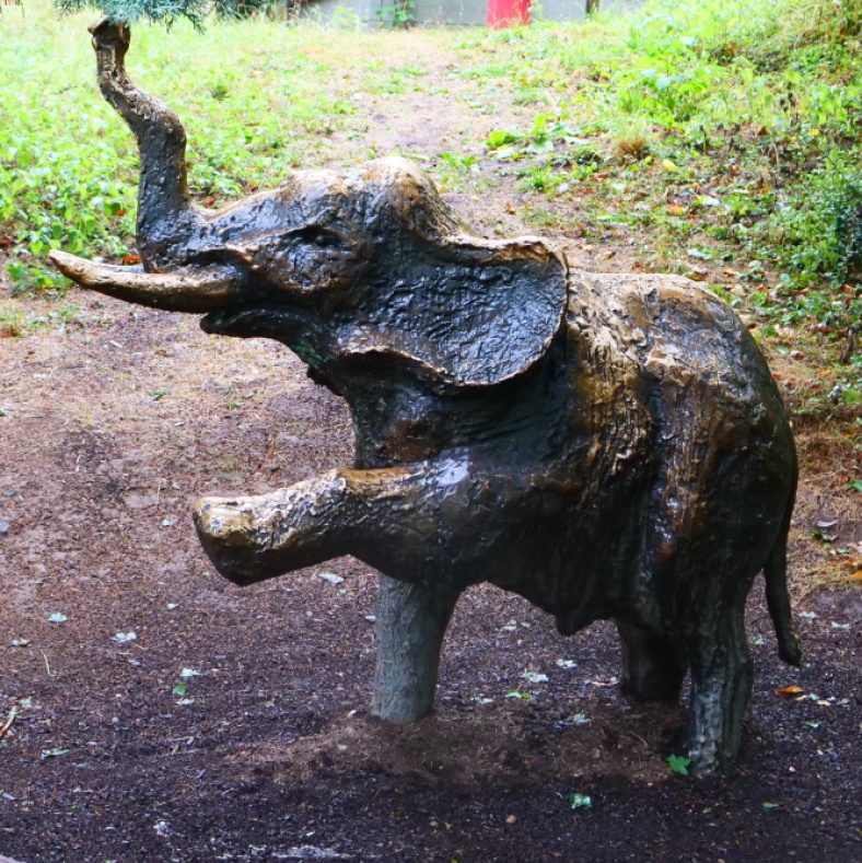 Eine Elefantenstatue aus Bronze steht vor dem Afrikahaus im Zoo Saarbrücken