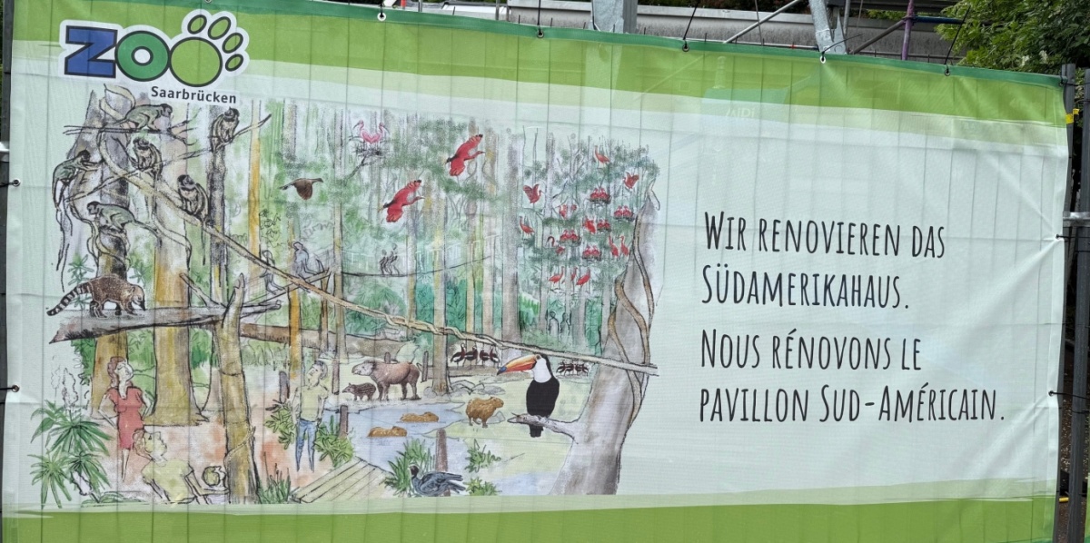 Die Bauzaunplane des Südamerikahauses ist zu sehen.
