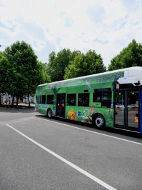 Einer der neuen Wasserstoffbusse der Saarbahn GmbH fährt mit dem neuen Zoomotiv.
