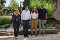 Umweltministerin Petra Berg, Oberbürgermeister Uwe Conradt, Dezernentin Dr. Sabine Dengel und Zoodirektor Jakob Kolleck stehen vor der Aussenanlage der Gorillas.