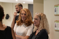 Umweltministerin Petra Berg und Dezernentin Dr. Sabine Dengel sind im Menschenaffenhaus.