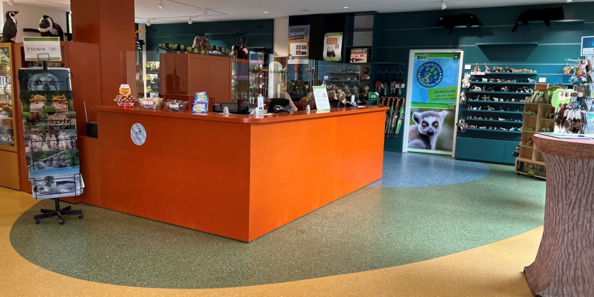 Zooshop Der Eingangsbereich mit Kasse des Zoos ist zu sehen.
