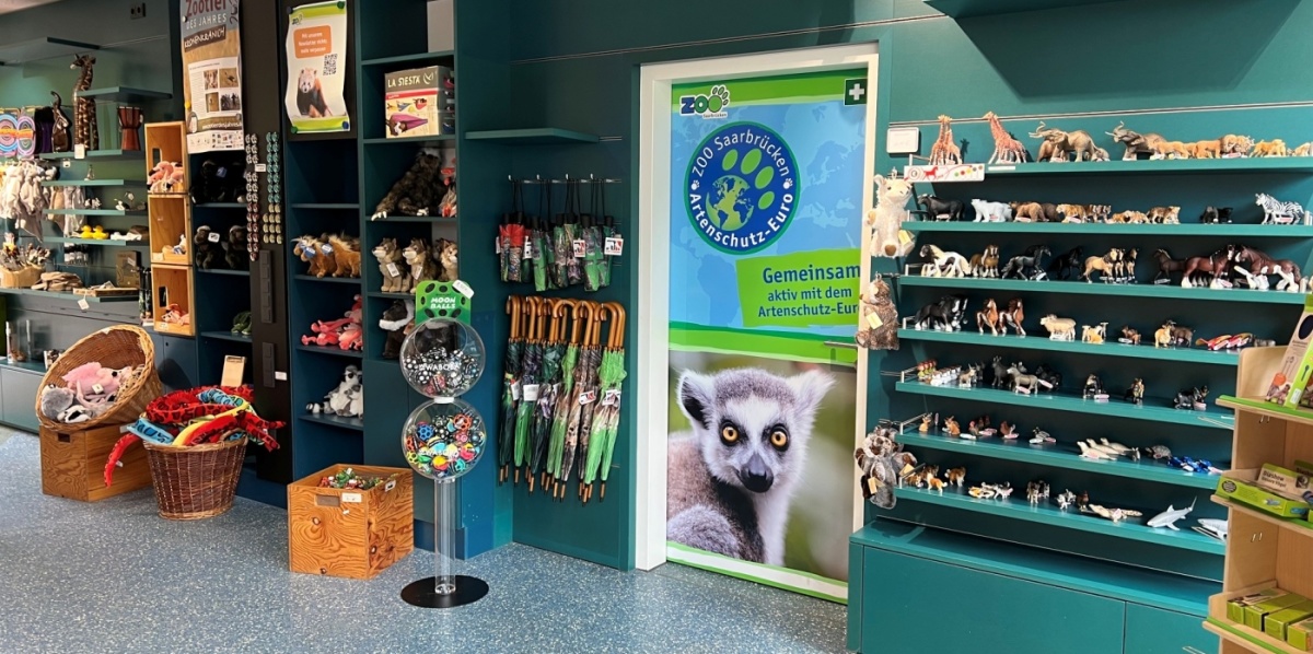 Zooshop Der Eingangsbereich mit Kasse des Zoos ist zu sehen.