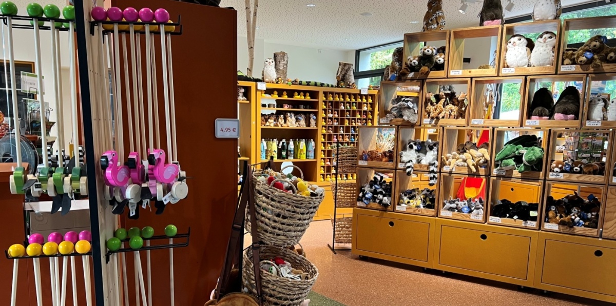 Zooshop Der Eingangsbereich mit Kasse des Zoos ist zu sehen.