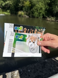 Zwei Artenschutztickets des Zoos sind in einer Hand zu sehen.